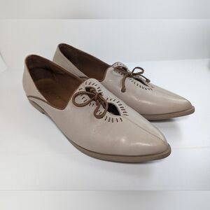 Baja leather flats from Bueno. Grey/taupe with brown accents. EUC. Size 39 EU